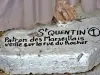 Les Mées - Inscription aux pieds de la statue de saint Quentin (© J.E)
