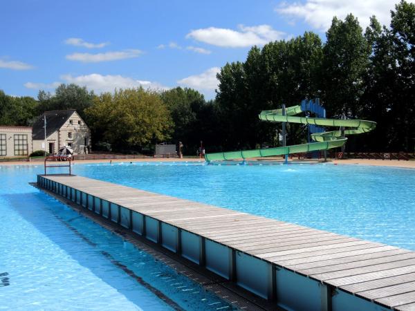 swimmingpool design ideen flachen, schwimmbad von ponts-de-cé - freizeitstätte in les ponts-de-cé, Design ideen