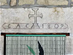 Lintel dated 1809, in Nods (© JE)