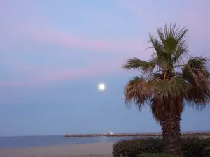 Het strand, op een avond