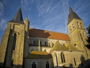 Collegiale kerk Saint Sylvain uit de 13e eeuw (© M. Baubiet)