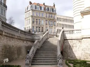 Escadaria monumental dos jardins da Porte de Paris
