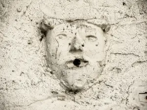 face carved on a wall (© J.E)