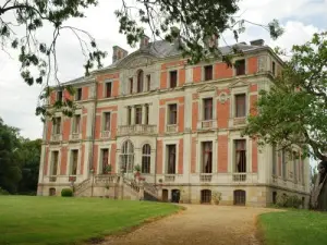 Briau Palace (Château de la Madeleine)
