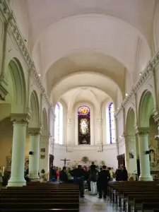 Интерьер церкви Нотр-Дам де Лурд
