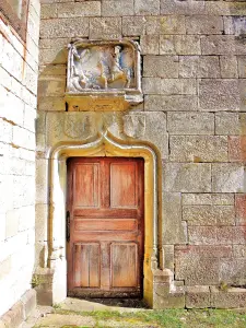 Cartucho St. Hubert, encima de la puerta de la sacristía (© Jean Espirat)