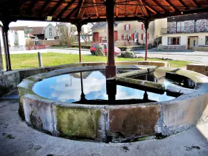 Fontaine - lavado en el centro del pueblo (© Jean Espirat)