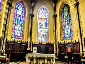 Altar und Glasfenster aus der Apsis der Kirche (© JE)