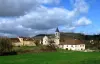 Le bourg de Loupiac avec l'église, l'ancien presbytère, la mairie et à droite le château