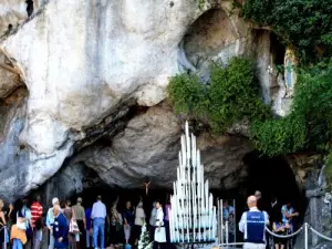 圣母玛利亚出现在Bernadette Soubirous的洞穴