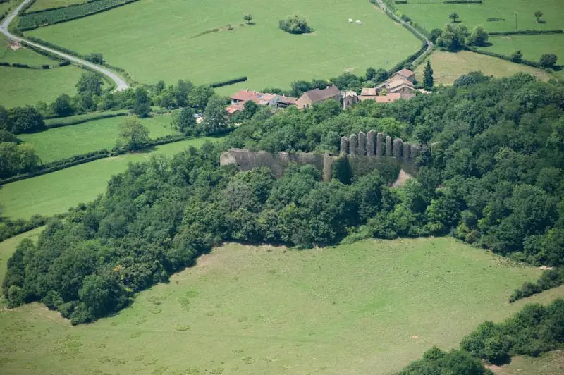 Schloss von Lourdon - Monument in Lournand