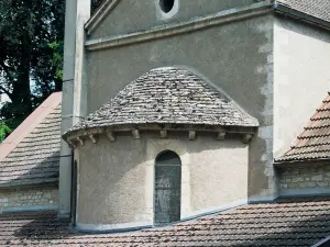 A abside da igreja e seu telhado feito de lava