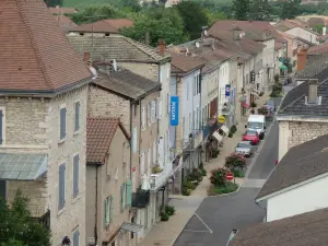 Vista parcial da rue de l'Eglise, que concentra a maioria dos negócios de Lugny