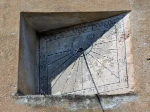 O relógio de sol datado de 1707 visível na rua da Igreja