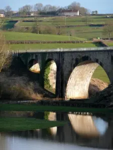 SNCFの橋とRoussyの集落（La Clayette方向）