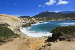 Kleine stranden tussen de rotsen