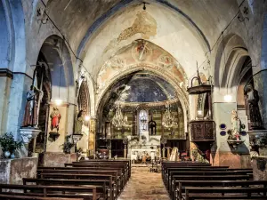 Hauptschiff der Kirche Unserer Lieben Frau von Lurs (© J.E)