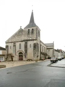 Iglesia Lussac-les-Châteaux