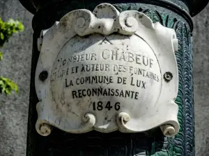 Inscription sur la colonne de la fontaine, rue du centre (© J.E)