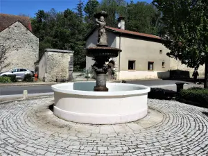Fontaine, place de la mairie (© J.E)