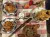 比利牛斯山特色菜，上面有吐痰蛋糕，蓝莓派和果酱（©OT Luz）