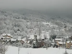 Vue de Machilly sous la neige depuis le lac