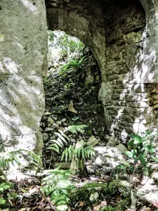 Porte, double, d'accès aux salles intérieures du vieux château (© J.E)