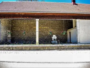 Fontaine-lavoir couverte à Lièvremont (© J.E)