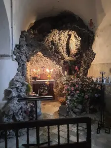 Reconstruction of the Lourdes grotto in the church