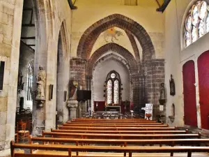 Het binnenland van de kerk van Saint-Gilles