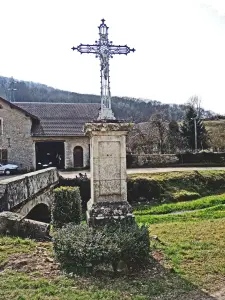 Dorf Cross (© Jean Espirat)