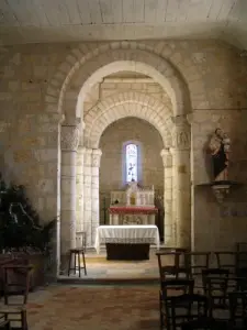 サンシュルピスドマルイユ-ロマネスク様式の教会（©e.groenewoud）