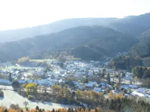 Dorf Niederbruck vom Felsen der Jungfrau von Elsass aus gesehen