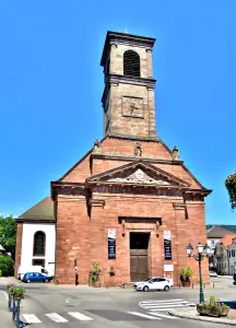 Fassade und Glockenturm der Kirche Saint-Martin de Masevaux (© JE)