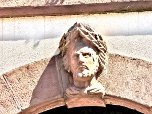 Kopf an der Fassade des Rathauses von Masevaux (© JE)