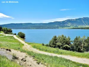 Promenade circular lake Matemale ( © Jean Espirat )