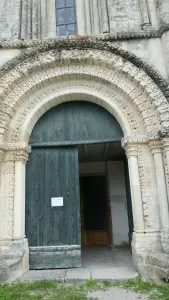 Le nicchie sopra la porta d'ingresso della chiesa