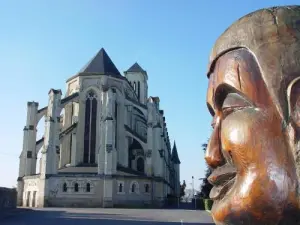 Montjean-sur-Loire - Kirche Saint-Symphorien und Buddhas Kopf