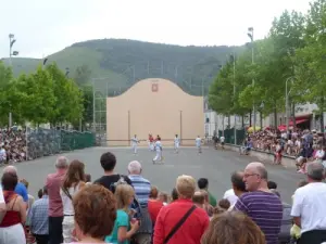 Feast of the Espadrille on August 15 - Pelota on the pediment (© Mairie)