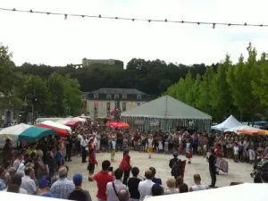 Festa do Espadrille em 15 de agosto - Danses Place des Allées (© OTS)