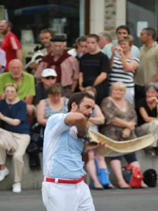 Pelota basque chistera - Fronton of Mauléon Licharre (© OTS)