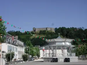 Castle of Mauléon from the Place des Allées (© JLB)