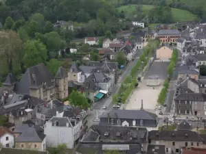 Place des Allées seen from the castle (© JLB)