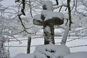 Croix de Claveyres (XVIIe siècle) ou croix de Louba. Croix de pierre au croisillon de section carrée et aux arêtes chanfreinées. Derrière se trouve une image de la Vierge