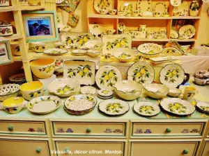 レモンの装飾が施された食器（©Jean Espirat）