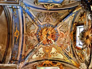 la decoración del techo de la basílica de Saint-Michel (© J.E.)