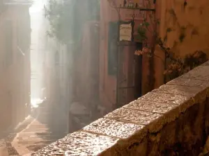 Callejón en la ciudad vieja de Menton