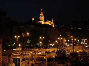 Puerto y de la basílica de San Miguel Arcángel