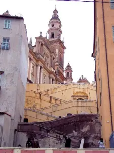 Iglesia y doble escalera