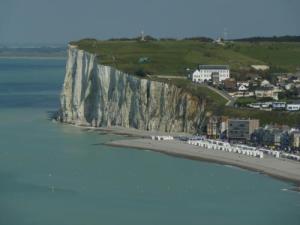 Au bout de la plage, la falaise